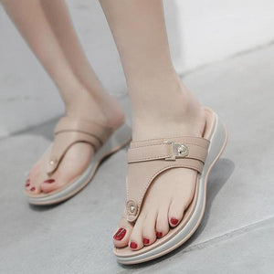 Comfortable Beach Sandals & Toe Clip Slippers